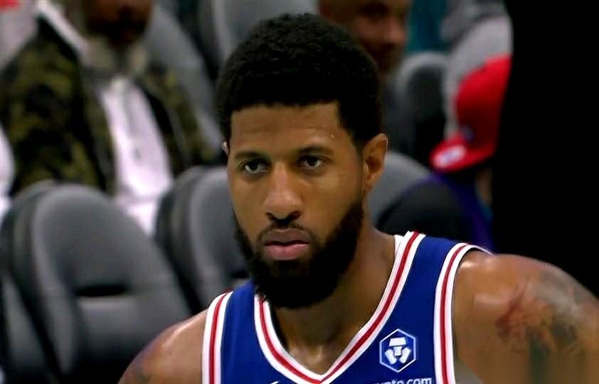 保罗乔治，拿着五千万的合同，刚被禁赛了25场。
费城管理层看他的眼神，估计都快跟