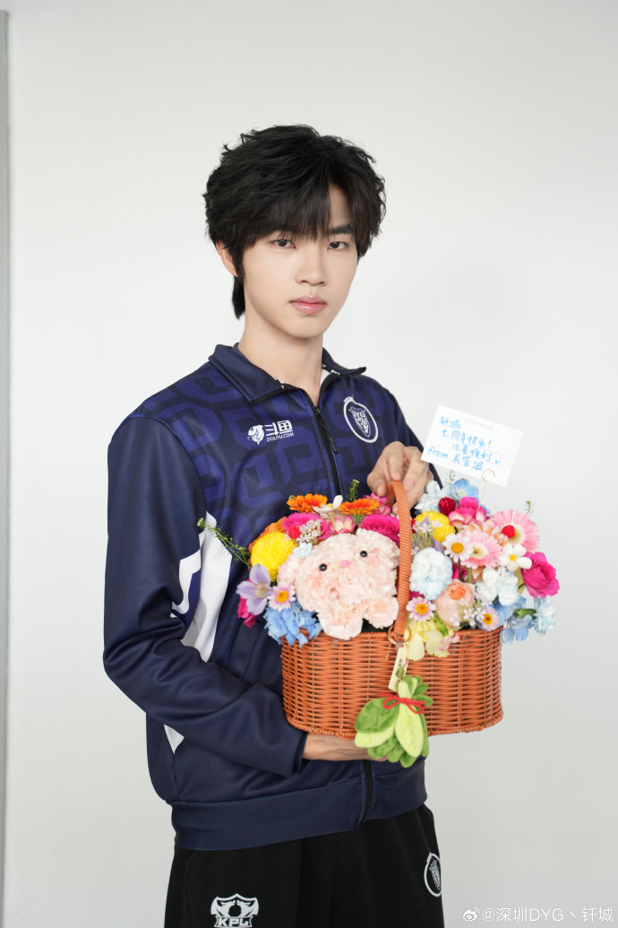 钎城电竞是全部的青春钎城七周年手势照钎城电竞是全部的青春 