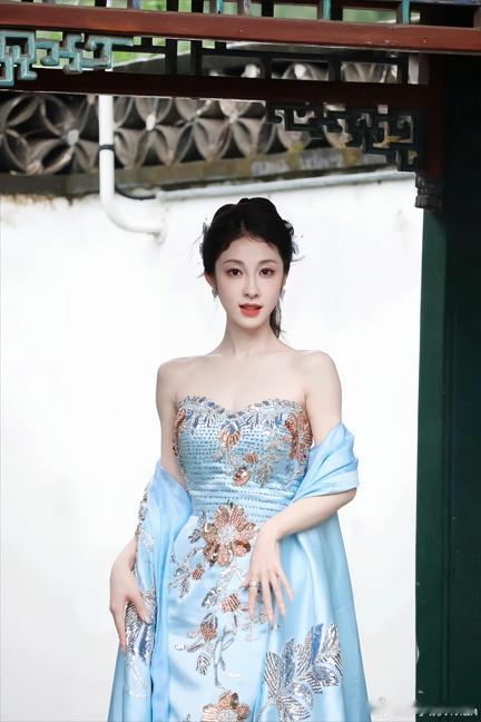 张小婉身材好权威张小婉身材和脸都不基础她的身形曲线流畅自然，每一处都带着恰到好处