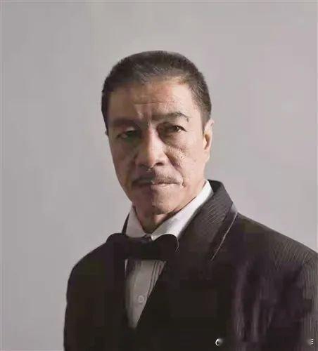 电影《戏台》里面这位演员客串跑了个龙套，张浩，演看戏时坐在姜武旁边的一个军阀，没