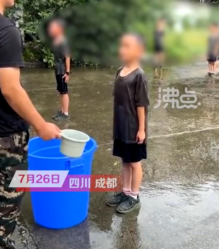 【 涉事机构：挫折训练 过后会换衣服喝姜汤】7月26日，四川成都。网友发布一条孩