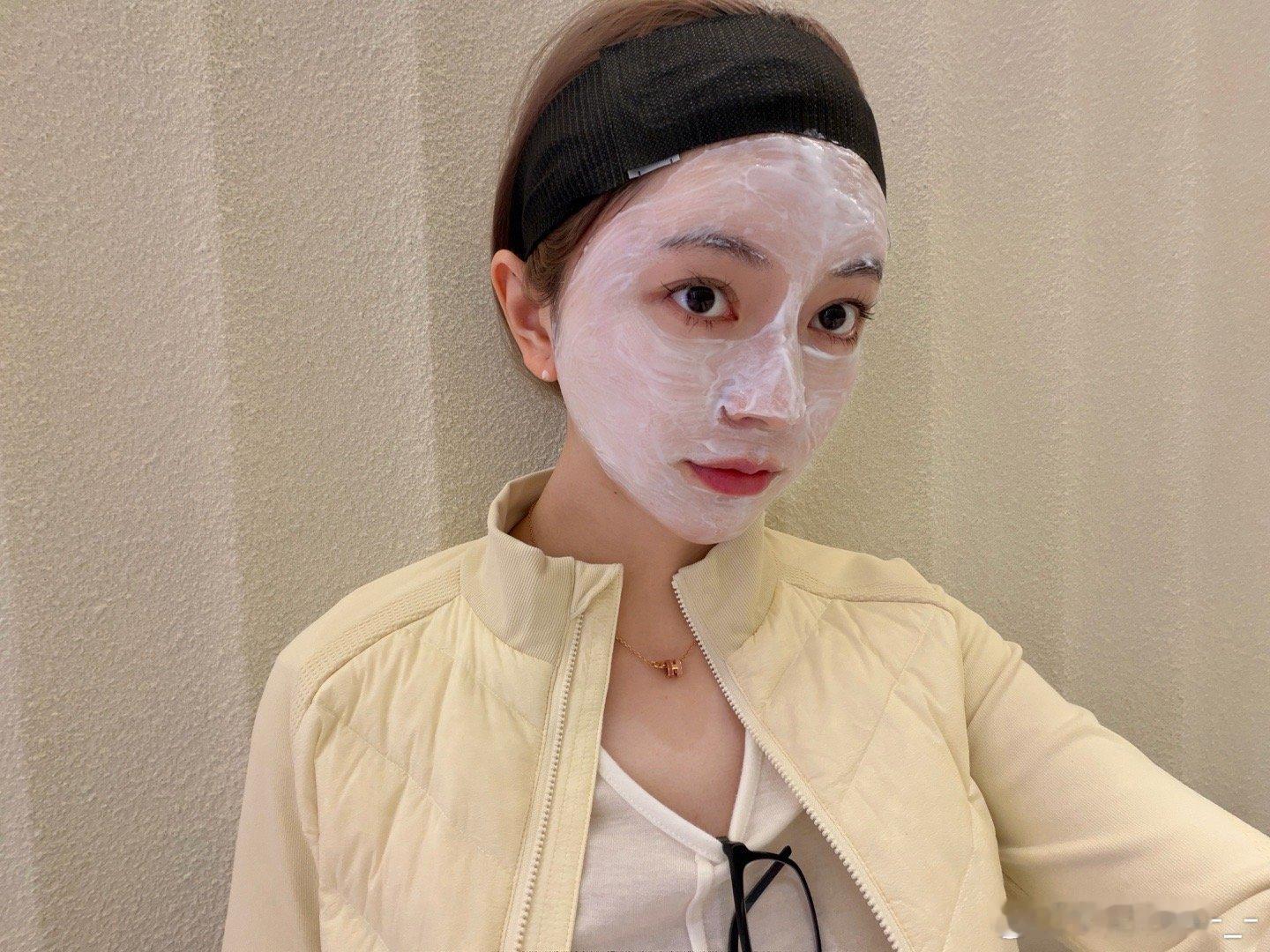 明天我爸妈回老家过年今天我爸爸跟我说，“你一个人在家陌生人敲门不要开”嗯。。。我