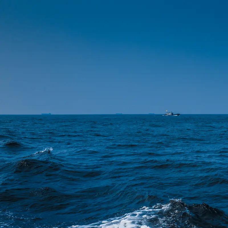 4月18日，东部战区位东海相关海空域开展联合战备巡航。这是年度计划内的正常安排，