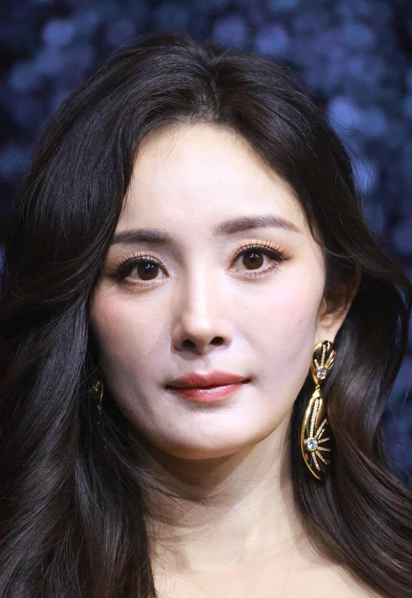 杨幂红毯生图怼脸拍。