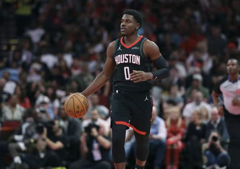 3年2100万签下的卡佩拉打国王这种倒数第一的球队都要被DNP。拿着1300万年