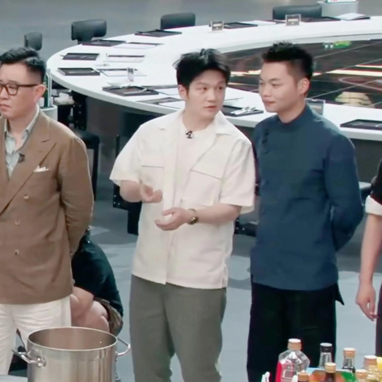 这位厨艺学习者，已经练上颠锅了[偷笑][偷笑]！
