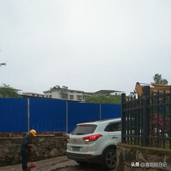 我认识一个女人，应该算是一个老女人了吧。她今年70岁。可是，她的外貌一点儿也不像