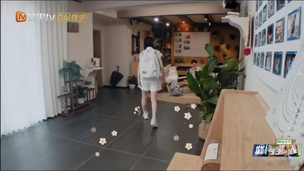 田曦薇走路拽到黄子弘凡了忙忙碌碌寻宝藏 笑晕小田又萌又拽地走过来，黄子弘凡当场吐