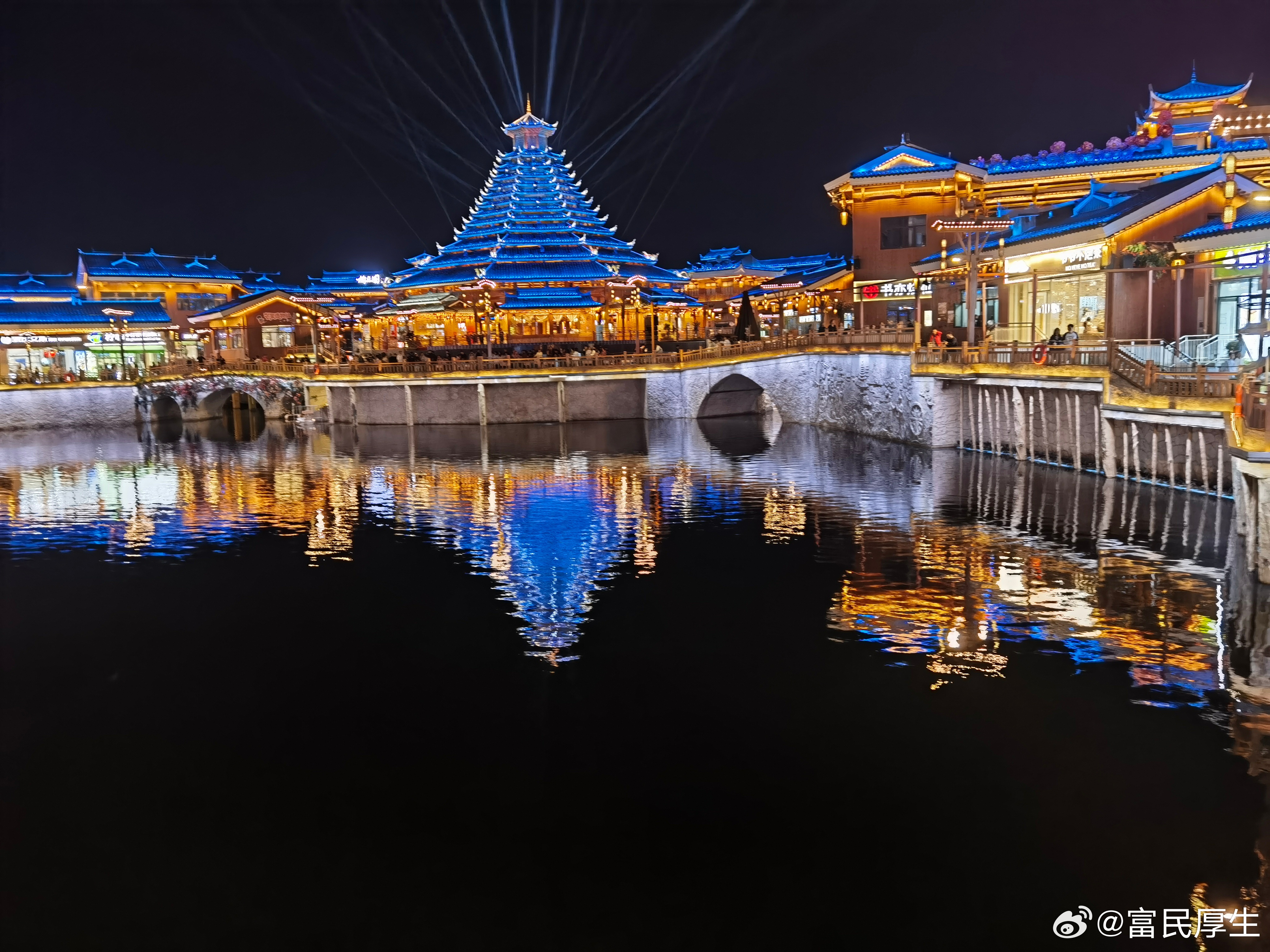 江城子·夜游怀化榆树湾㵲水拖蓝绕城流。灯火稠，夜初收。十里长廊，歌舞未曾休。鼓楼