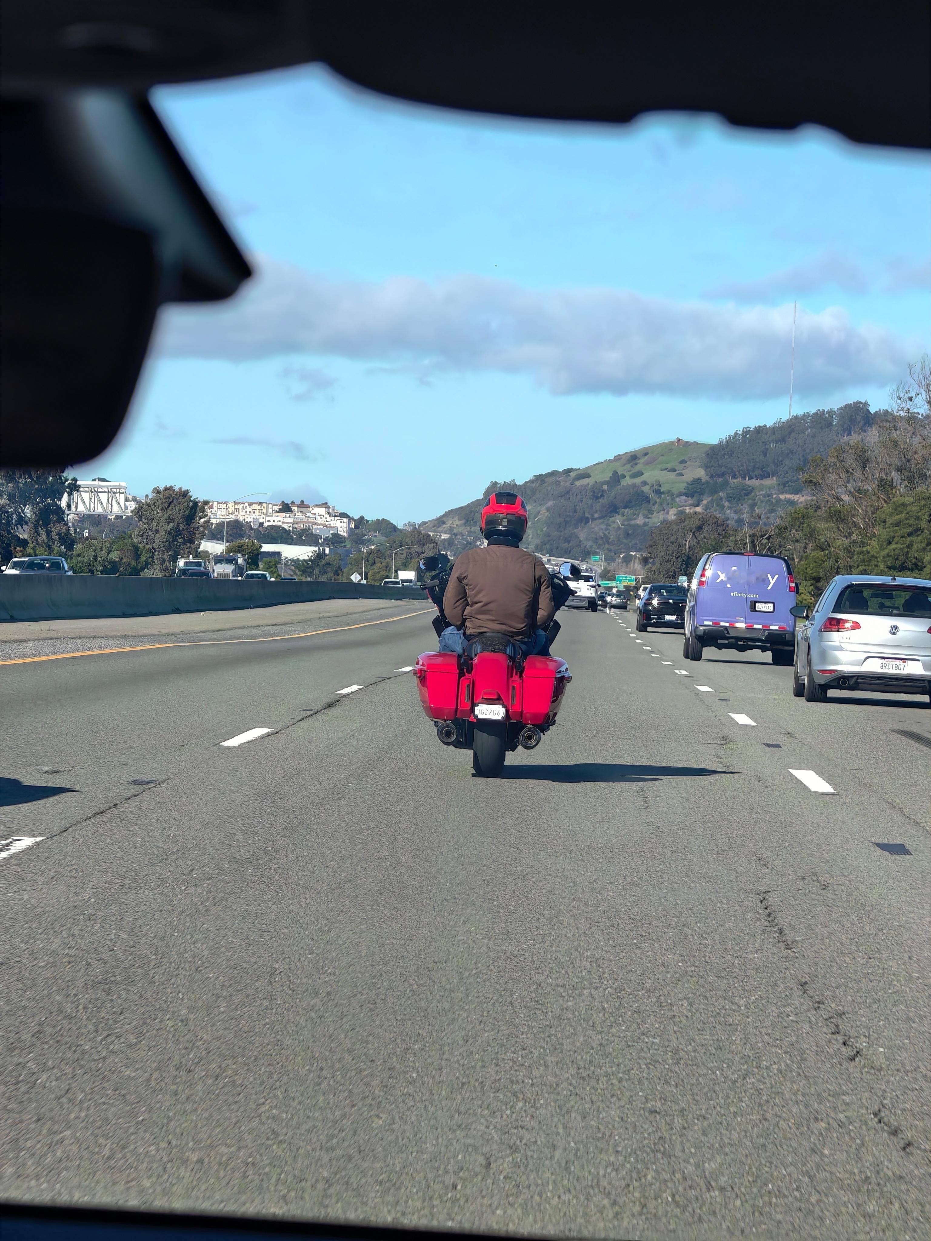 打车看到前面有个猛人，怎么看手都不像在车把上。后来超车的时候看清了，这是什么 h