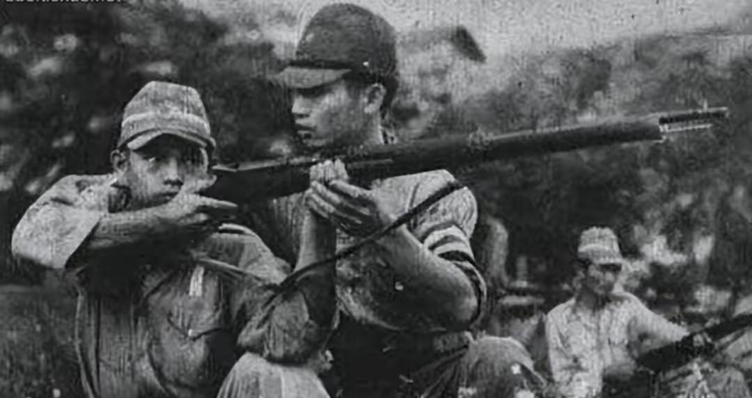 1942年，一八路军被日军抓捕，日军捆住他的双手并把他押到训练场，试图给新兵当活