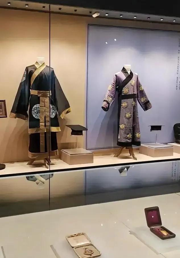 讲真，瞧瞧人家收藏的这些汉服，简直给汉服圈吃了颗定心丸！
三百多年前，顺治年间“