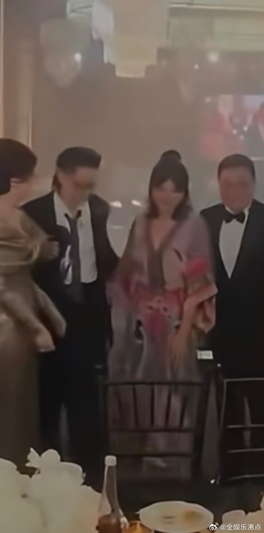吴建豪曾带妻子参加好友婚礼疑似吴建豪老婆正脸照 有网友发了疑似吴建豪老婆正脸照，