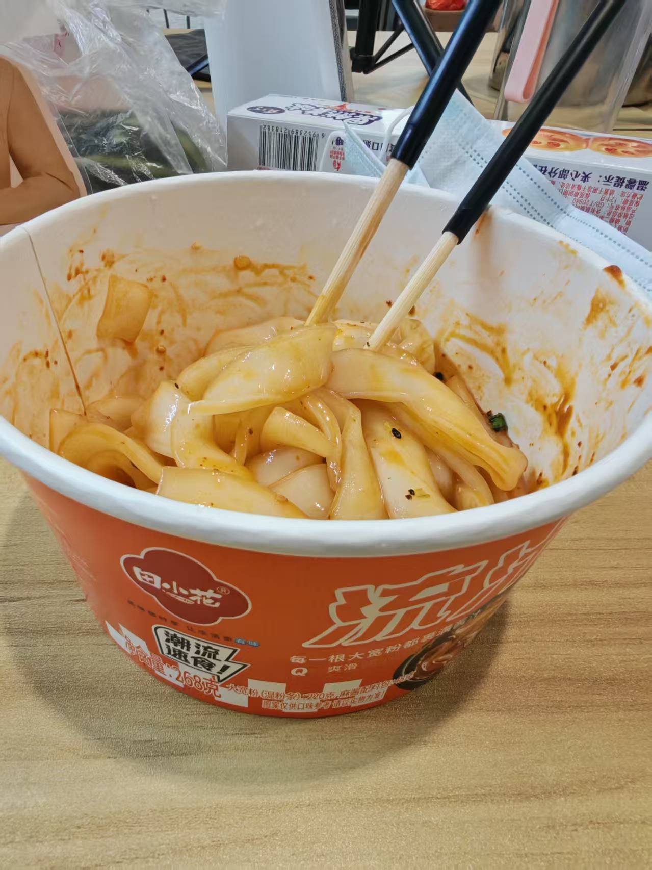 好想来测评田小花流汁宽粉，开水泡两次，有沥水口，拌上酱料非常香推荐 