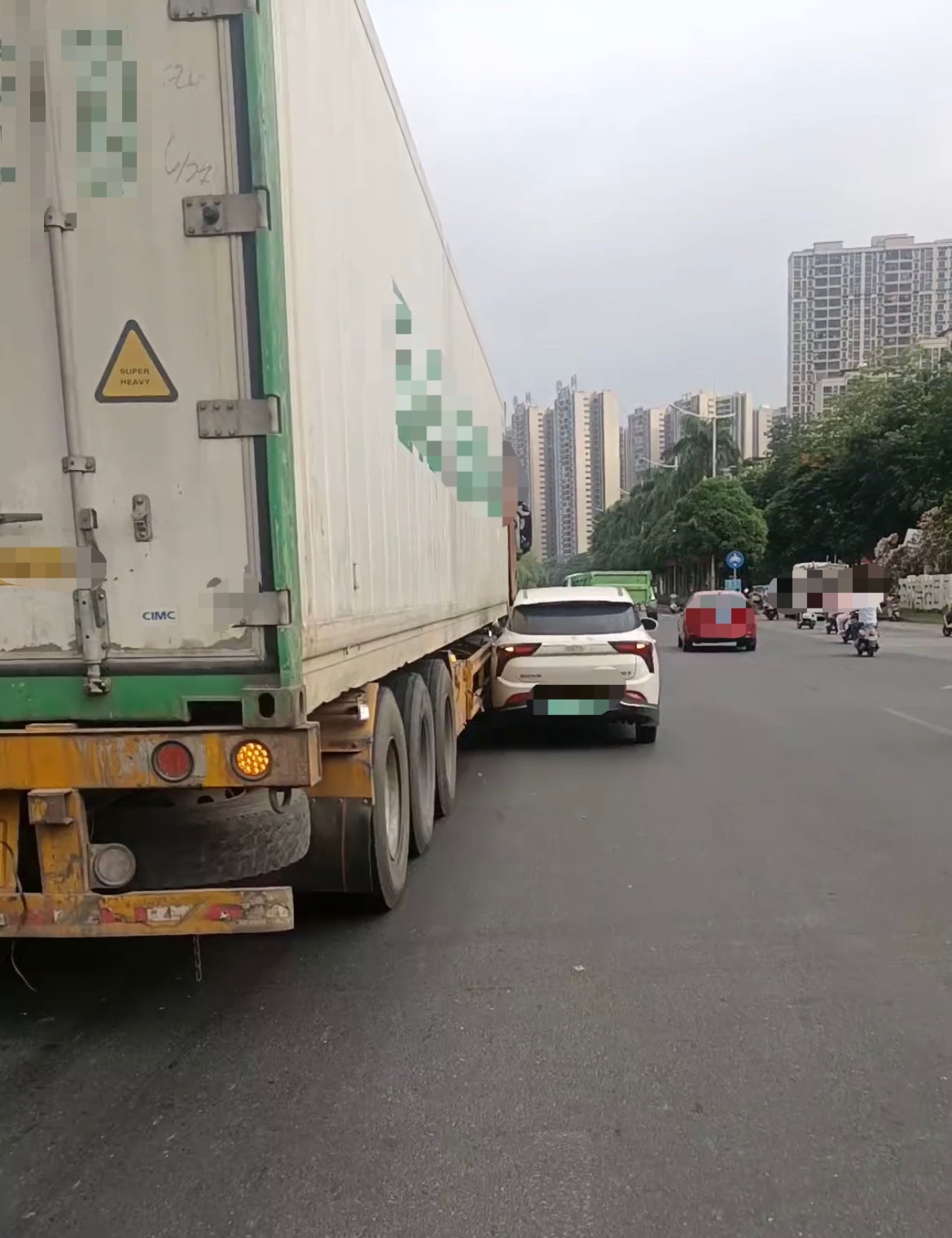 6月3日上午，网友反映：玉林二环路女司机开新能源小车和大车碰撞。同城热点创作计划