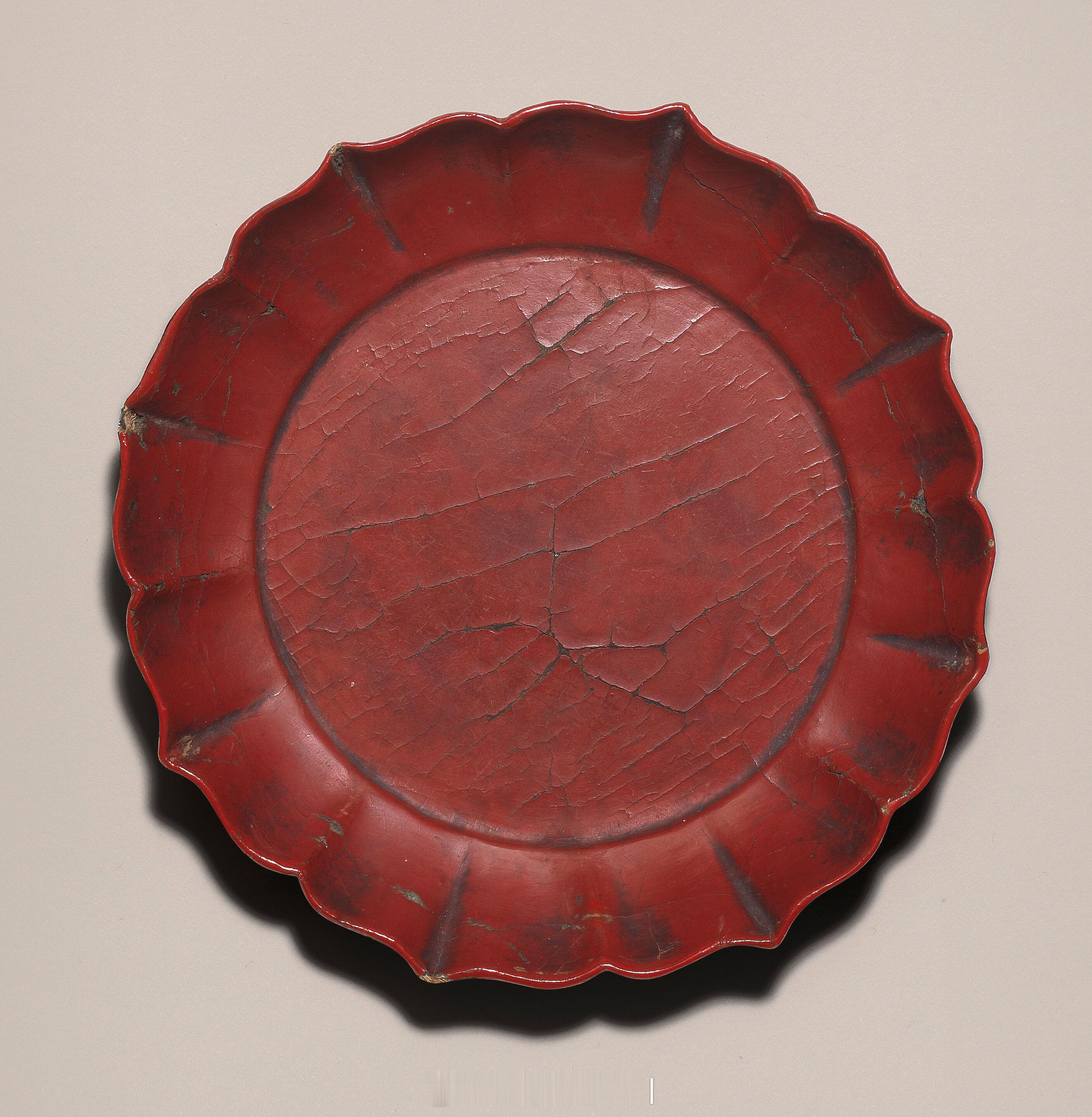 髹饰录 | 南宋/元 朱漆花口小盘「南阳见记」楷书款尺寸：直径 14cm来源：伦