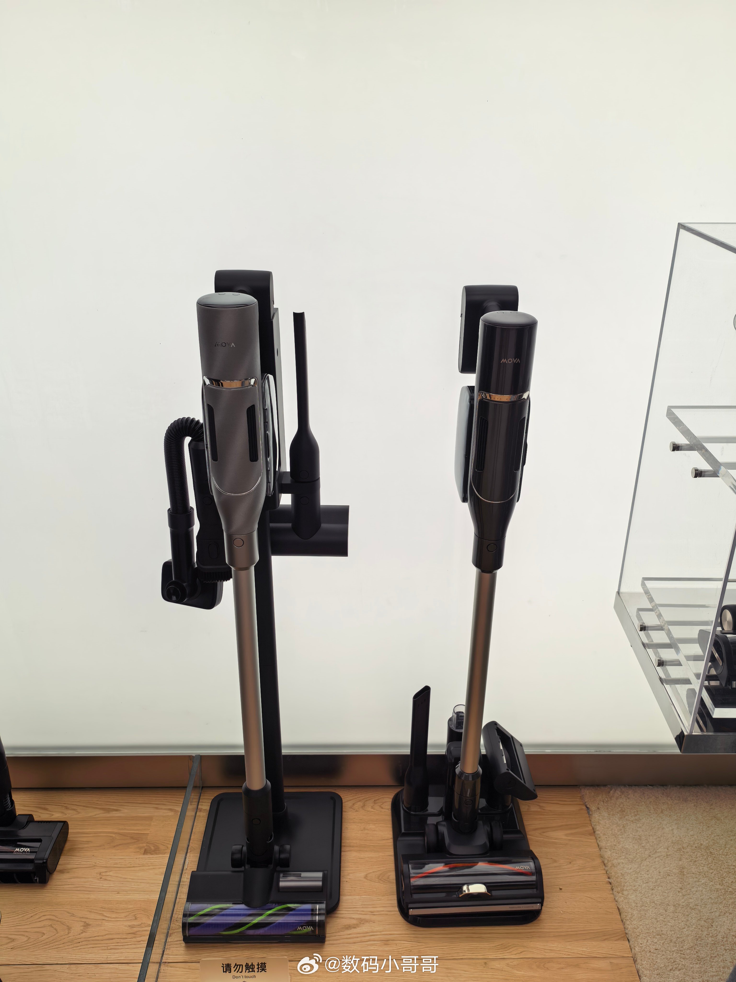 小哥哥带大家逛AWE2026，这次逛的是MOVA展台~ 一到MOVA展台就被狠狠