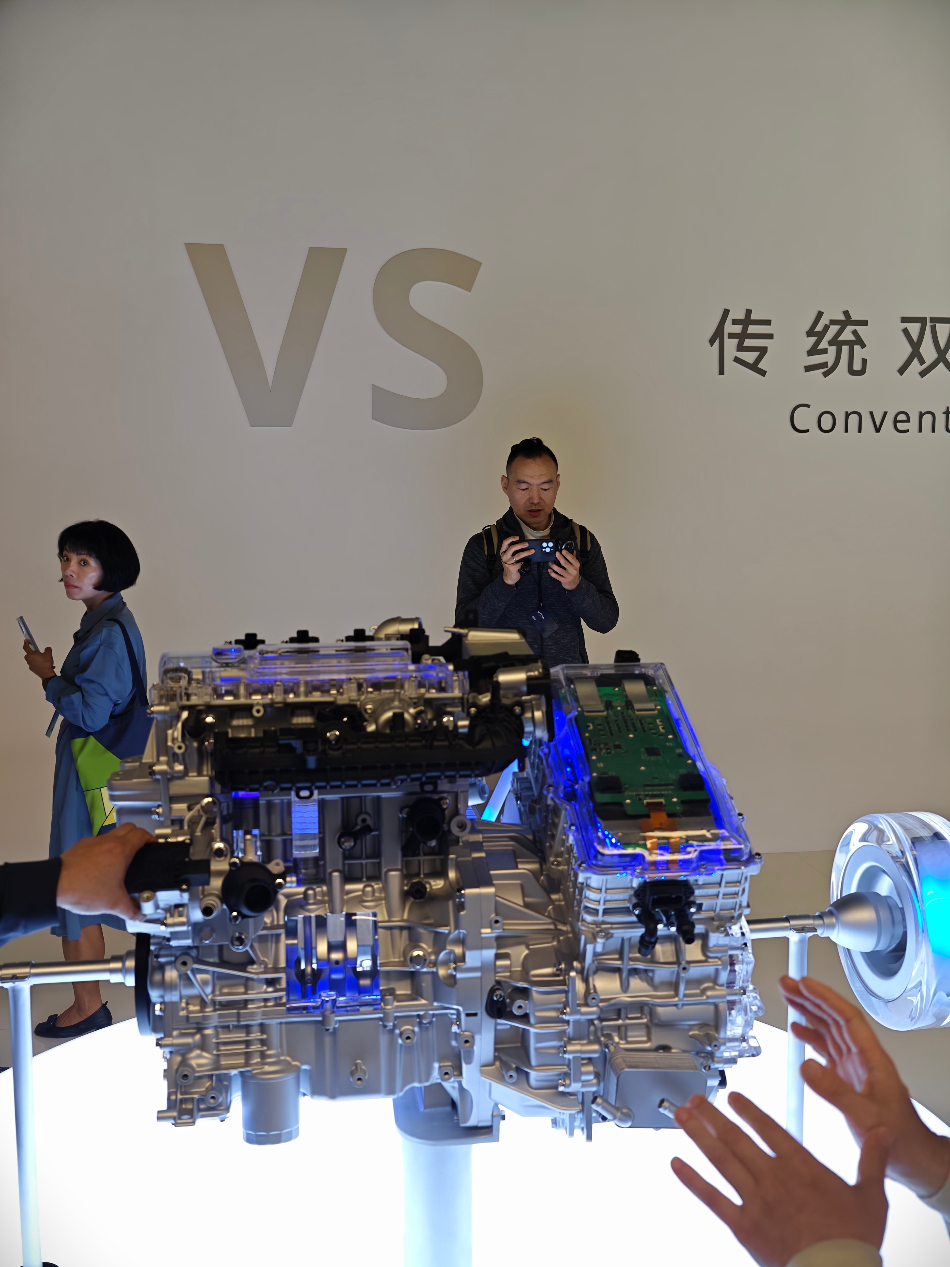 吉利正式发布全新i-HEV智擎混动技术，以AI驱动的三擎架构，带来更接近纯电的驾