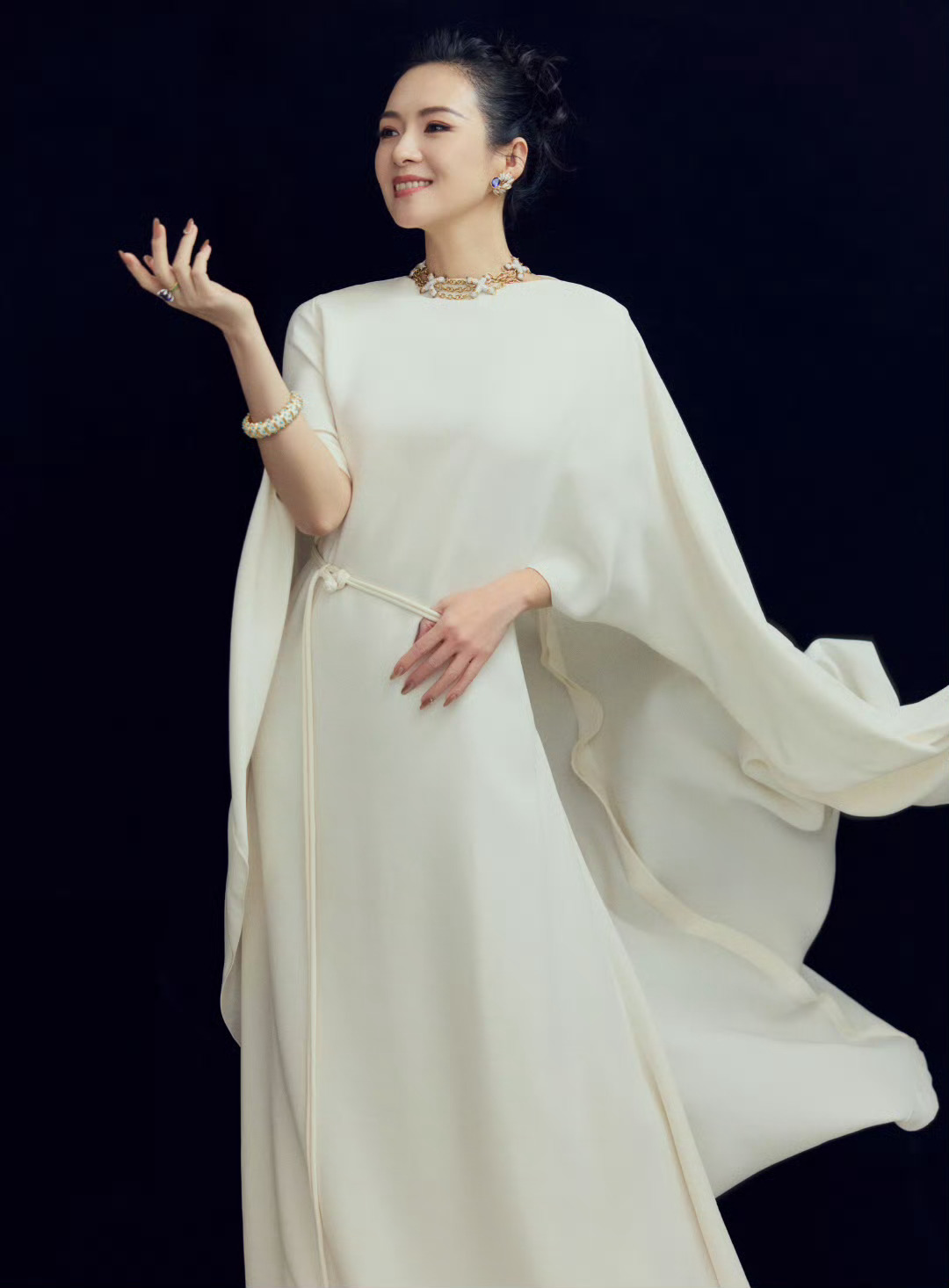 章子怡  2025上合组织国家电影节Dior 2025 早秋系列白色连衣裙搭配 