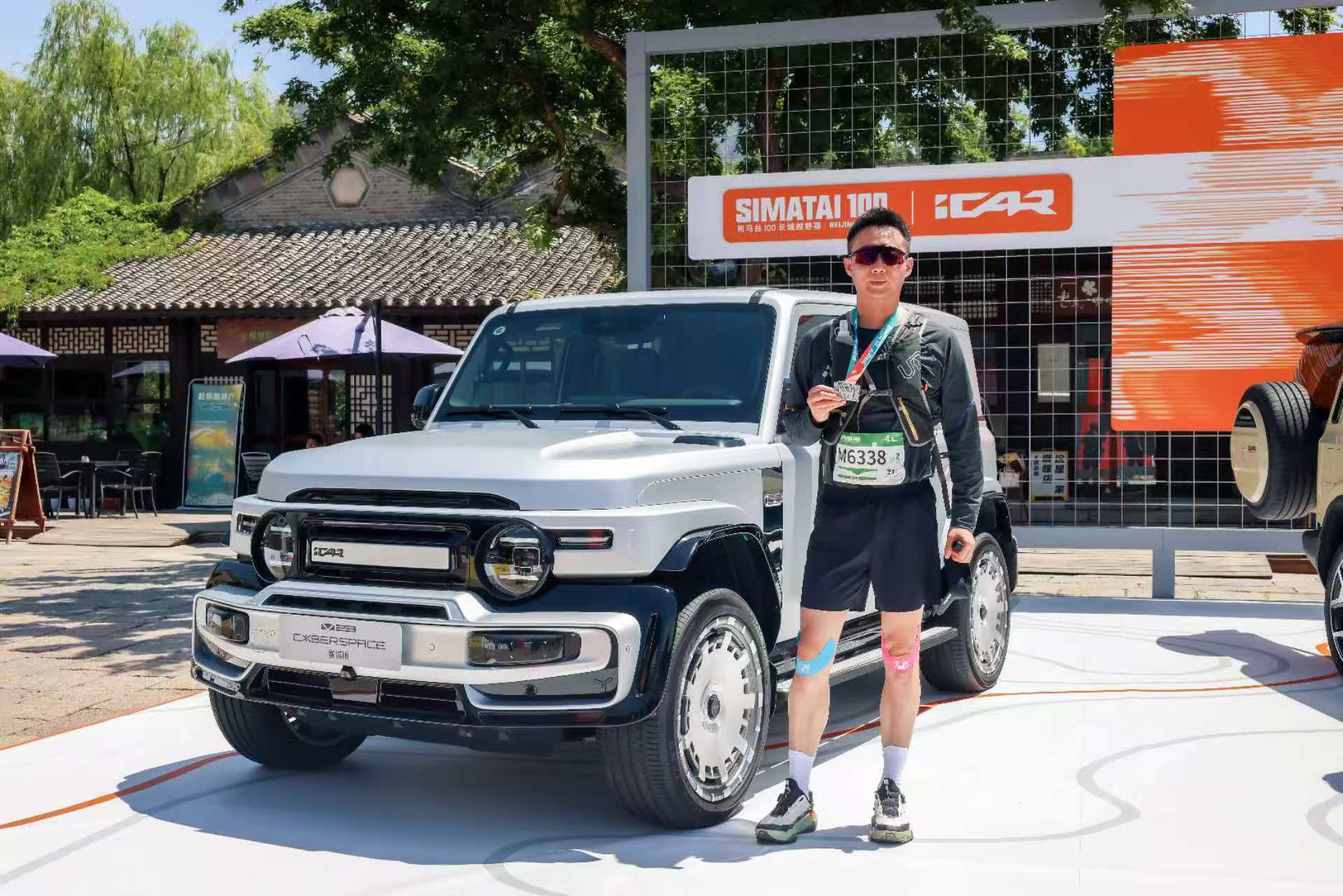 这次iCAR直接蹭上司马台长城越野赛的热度，顺势推出暗影极客版，卖16.08万。