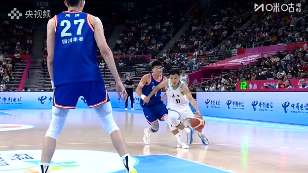 今天两队打的还挺较真的，这边绊一下，那边也必须还回去。两个都应该是违体犯规啊，但