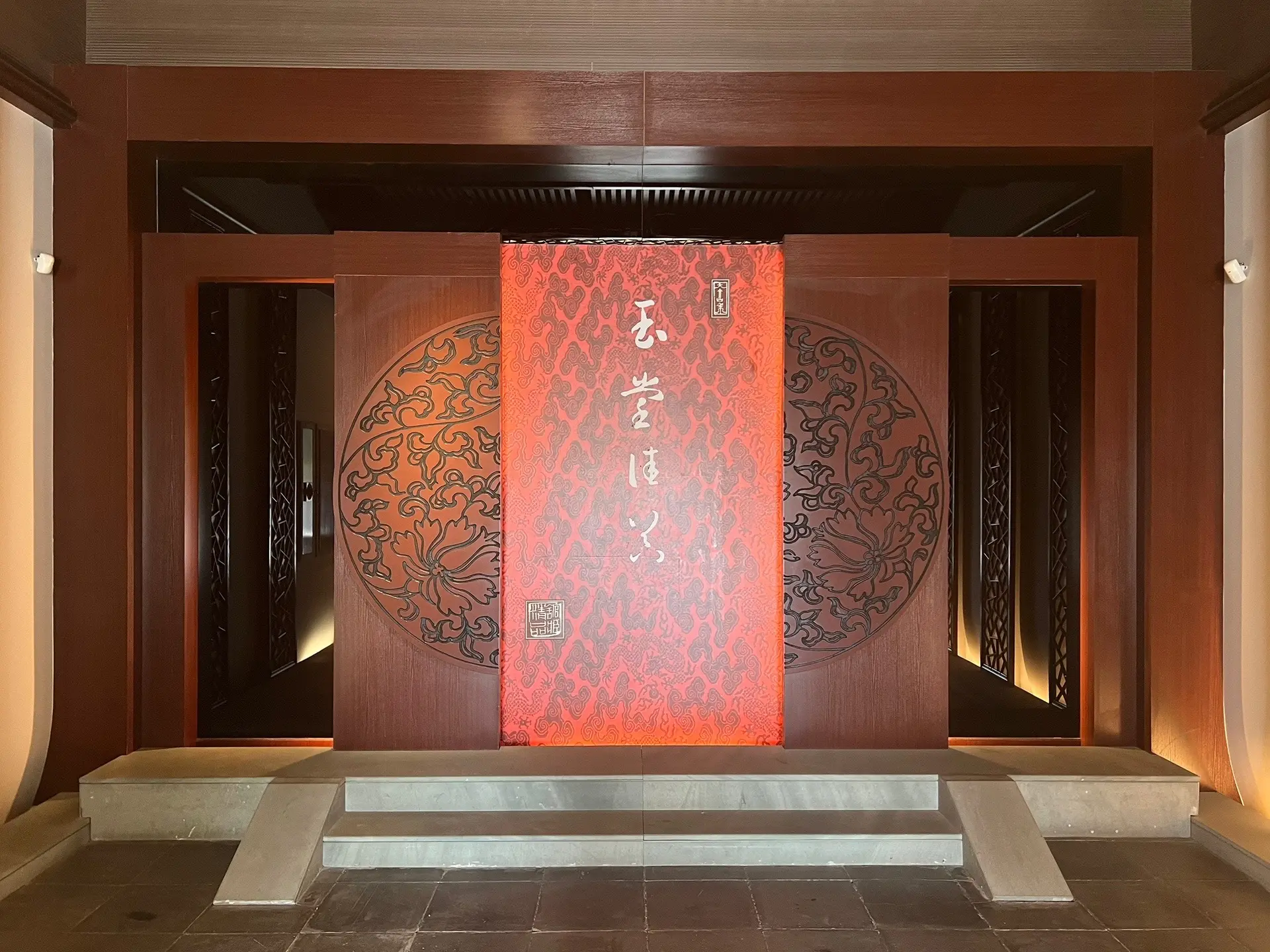 南京市博物馆“玉堂佳器——馆藏精品展”玉堂佳器展厅集中展示了国宝级文物“萧何月下追韩信图梅瓶”等近30件精品，展陈面积800平方米，为各个历史时期的最具历史价值与观赏价值的典型文物，以艺术欣赏的角度，展示了馆藏独特精华的风韵。展厅设计以江南古建筑室内风格为基调，将展厅分割为若干小空间，将文物精品，三三两两或独此一件地置于相对独立的展室中，以斋堂轩馆命名。11个主题单元有陈列青铜器的“吉金阁”，供奉佛教文物的“唱经台〞、展示王公贵族文物的“簪缨楼”、收藏国内最早的纪年紫砂壶的“壶隐居”等。
