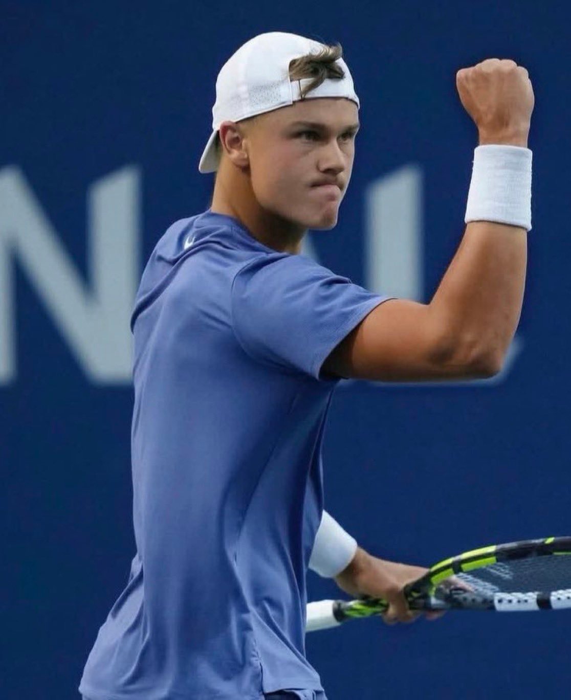 书接上文（），那个爱写/能写 出逼真假新闻的TennisCentel 很快就回归