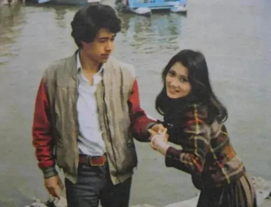 1986年上映的电影《夜行货车》，林芳兵饰演刘小玲，张丰毅饰演詹亦宏。那年张丰毅