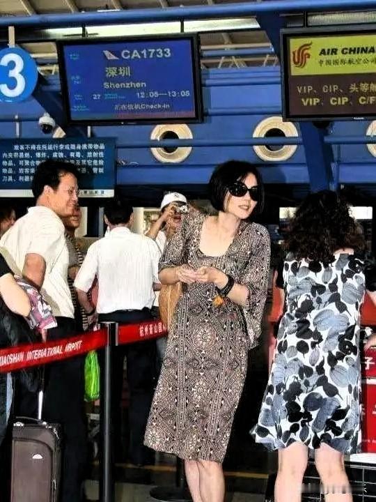 王菲这条裙子，全网都在找，淘宝小红书翻遍了也没影子，果然天后的时尚品味就是这么独