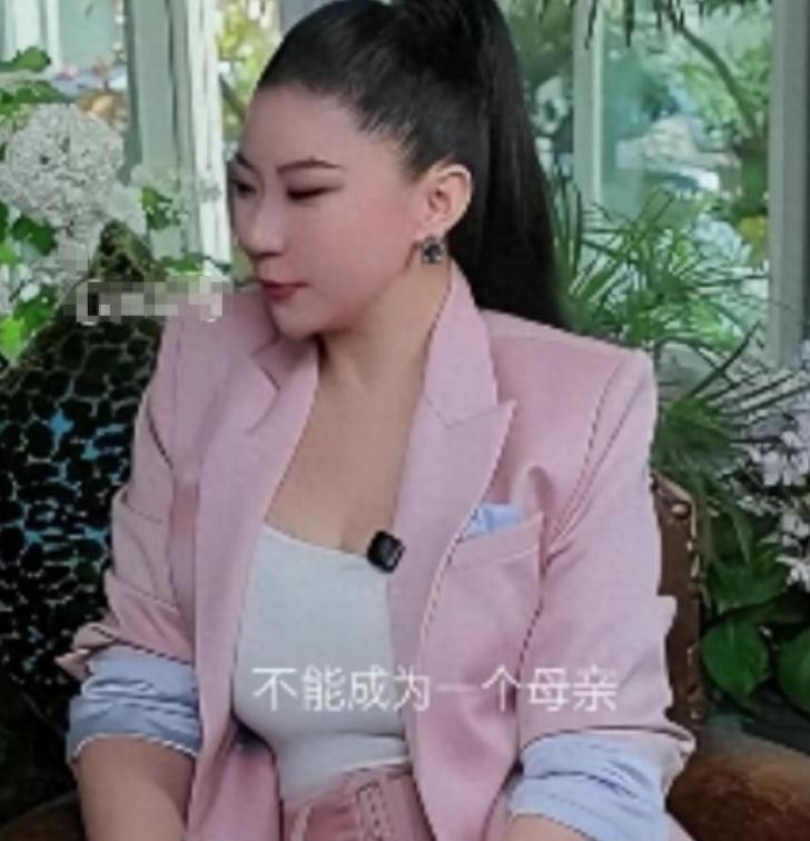 其实谢贤前女友coco她如今要想找个合适的人结婚是比较难的，当年的老少恋太出名了