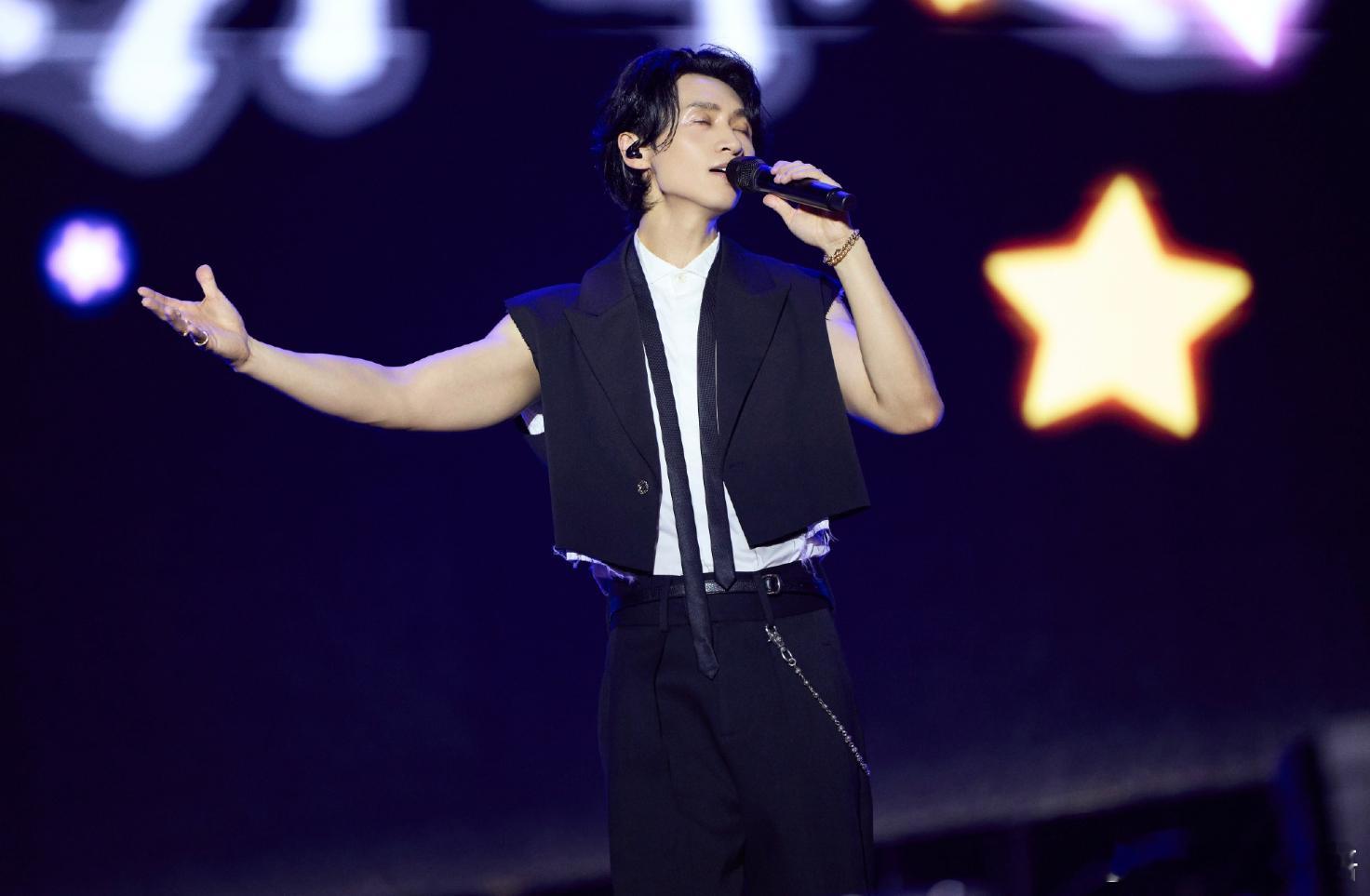 魏晨被谐音梗腌入味了 橙色是约定的浪漫，诚意是真心～魏晨在超级巅峰之夜官宣视频再