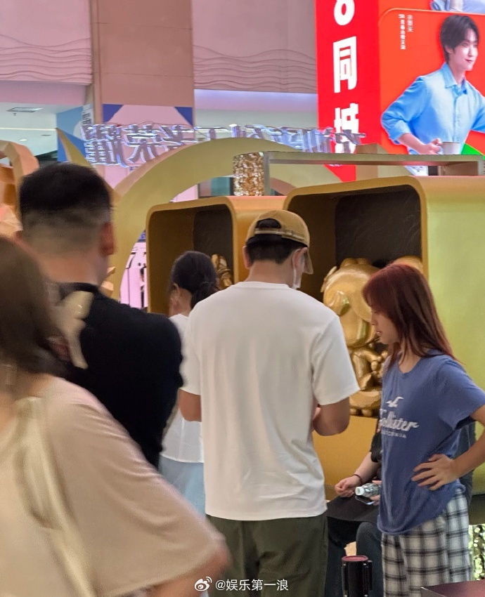 贾乃亮陪甜馨逛街 贾乃亮真的是个好爸爸，还陪甜馨与朋友逛街。 ​​​