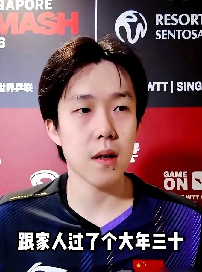 王楚钦这趟从新加坡回来，哪儿也没去，直接拉着箱子就往家奔。
好家伙，手上戴的表够