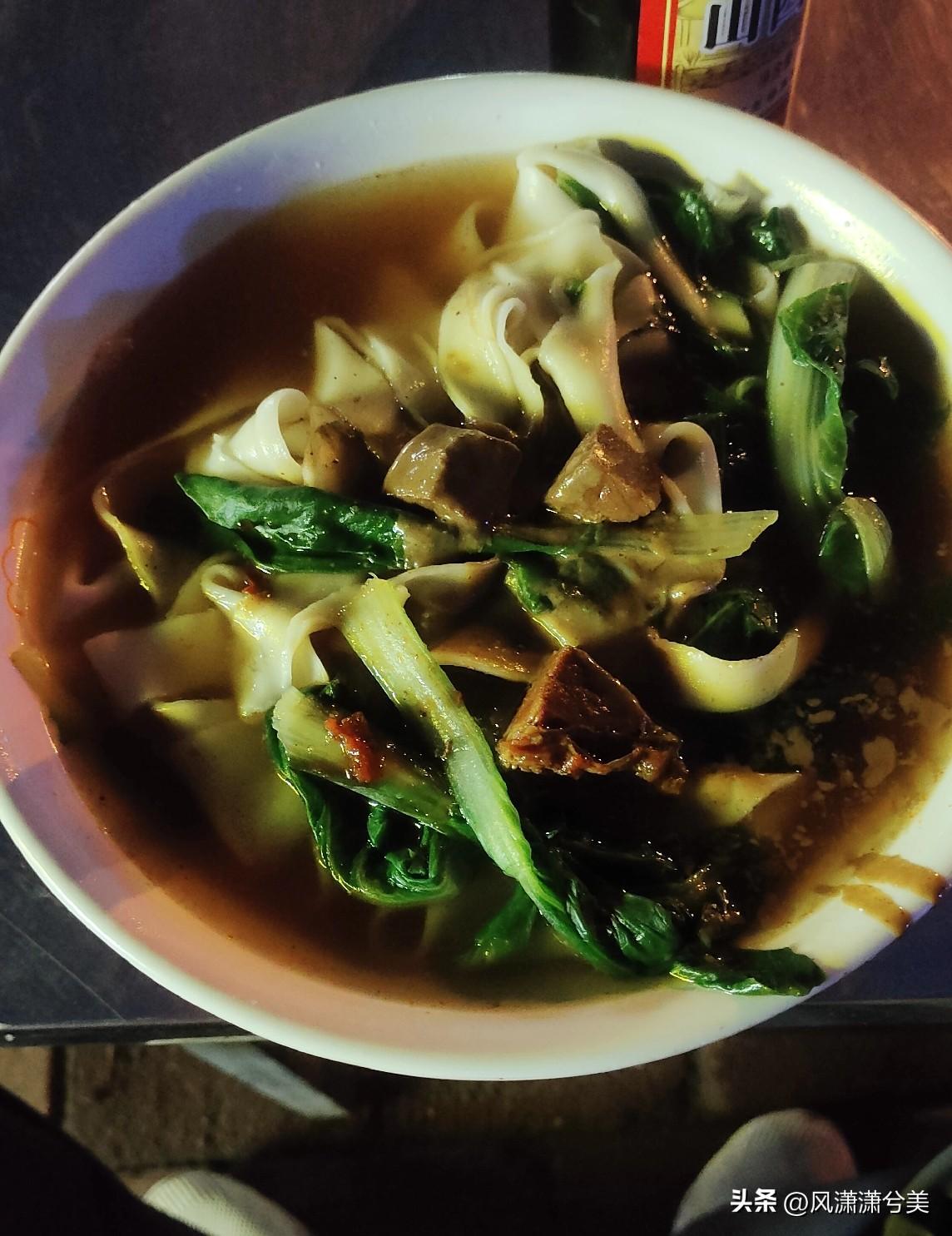 坐标河南邓州市火车站，站前广场边的面馆，这样一碗烩面八元，在月薪二三千的十八线县