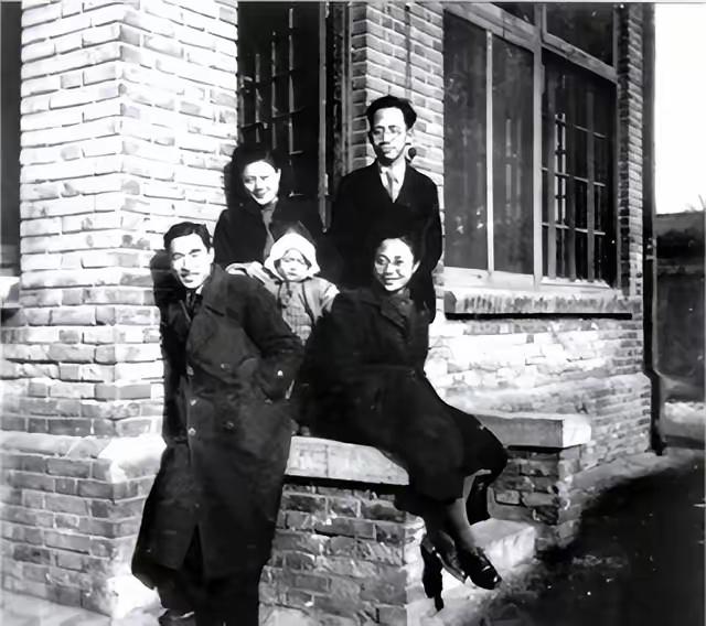 1950年，台湾一名女地下党在宿舍被捕，临走前祈求，让她拿件衣服，敌人轻蔑的答应