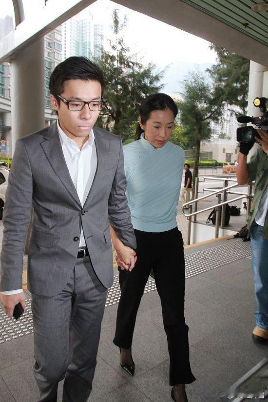 霍启山握着妈妈朱玲玲的手，画面温馨又感人，每次看都心头一热 ​​​