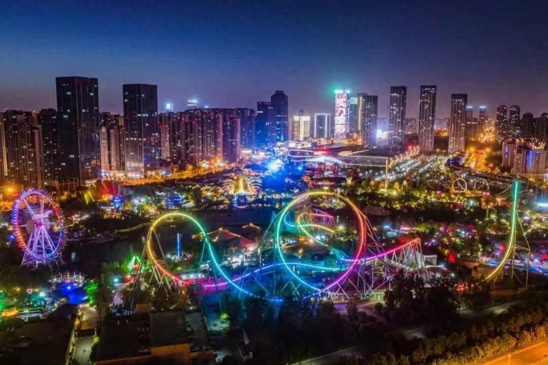 明明中国人均GDP才1万多美元，为啥大街小巷看着，比很多发达国家还繁华？

首先