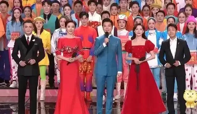 在众多春晚中，河南春晚以其独特的风格脱颖而出，被认为是最不像春晚的春晚。它摒弃了