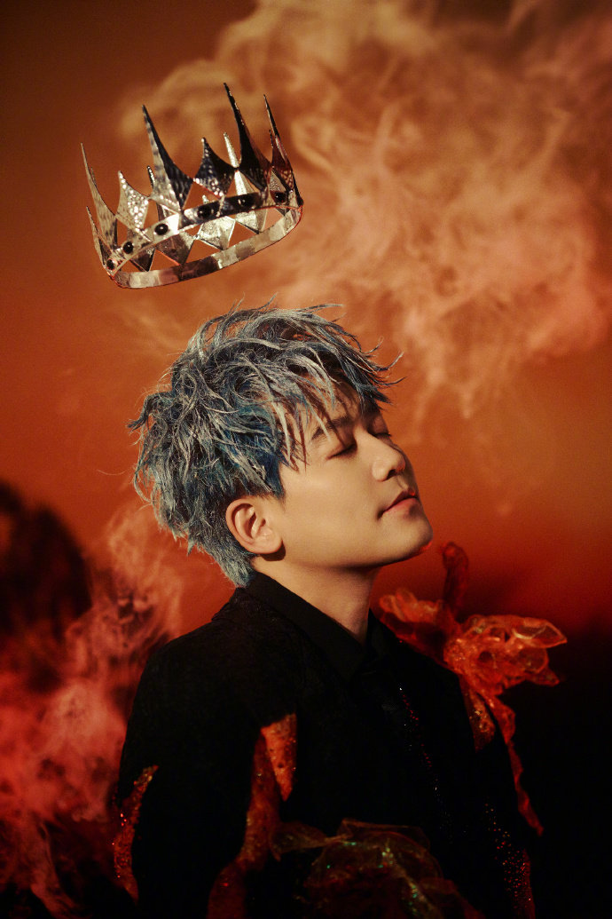 苏醒晒出新出发图啦，自嘲拍的跟朝天椒似的！ 