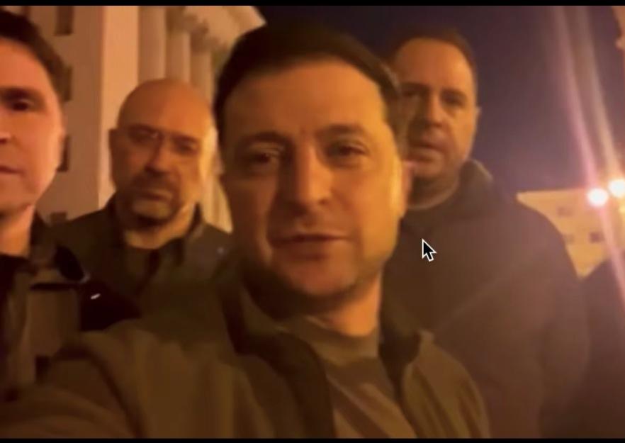 2022年2月24日，这是让泽连斯基由演员变成硬汉，由政客变成政治家的时刻。