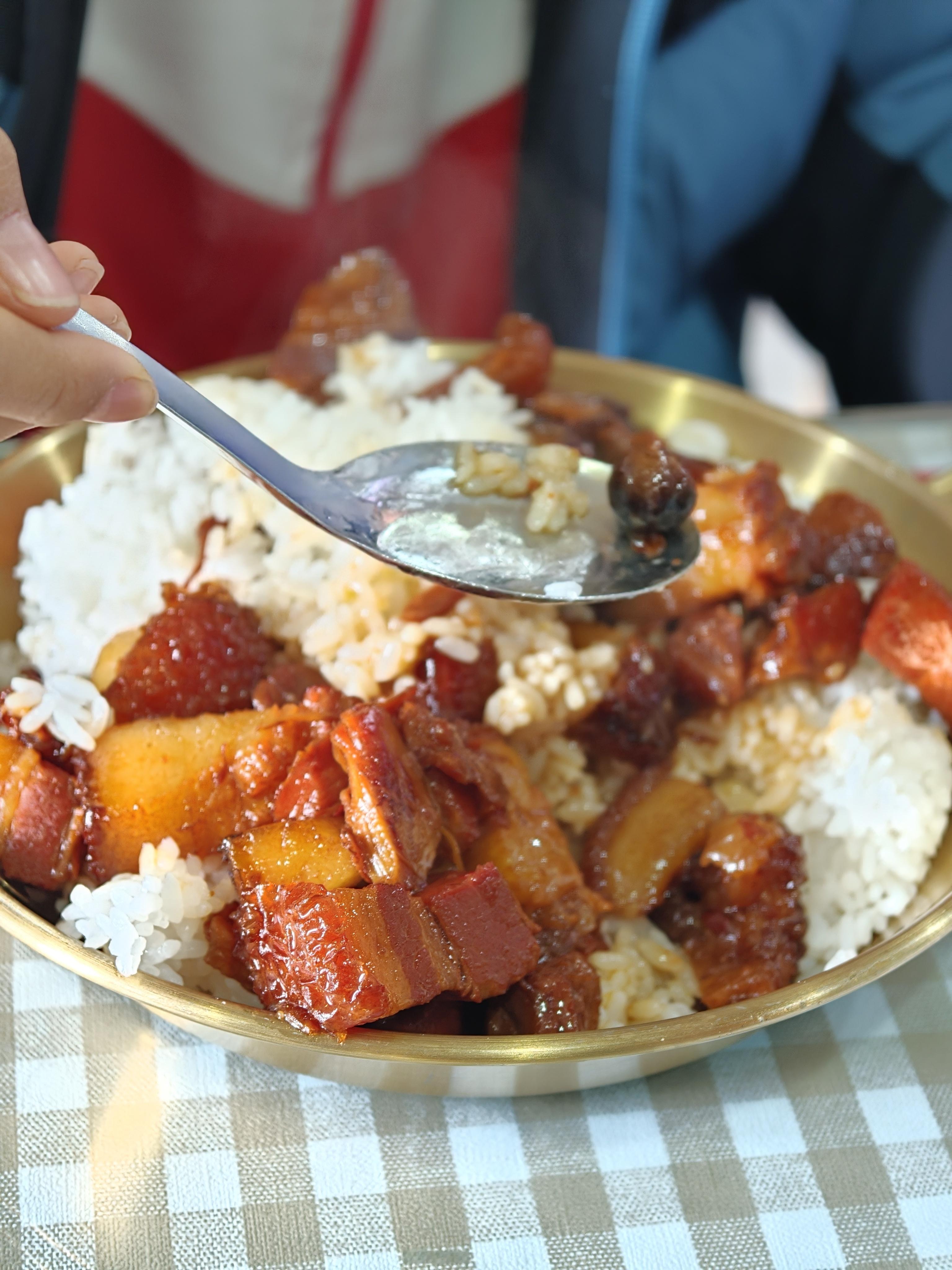 红烧肉盖饭，十八块钱肉多到小朋友没吃完。。。另一个原因是肥的稍微多了点 