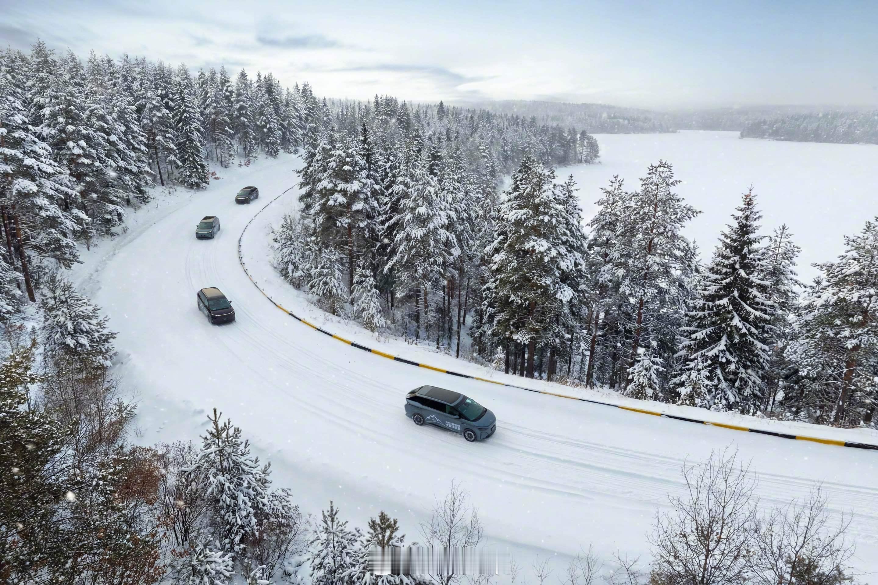 何小鹏来东北玩雪了，在冰雪路面上试驾X9超级增程！冰雪稳行系统对于一台 MPV 