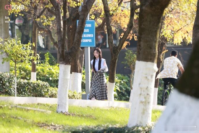 虞书欣姜暮高智学姐  虞书欣格纹半身裙路透  虞书欣这次的造型在路透中大放异彩呀