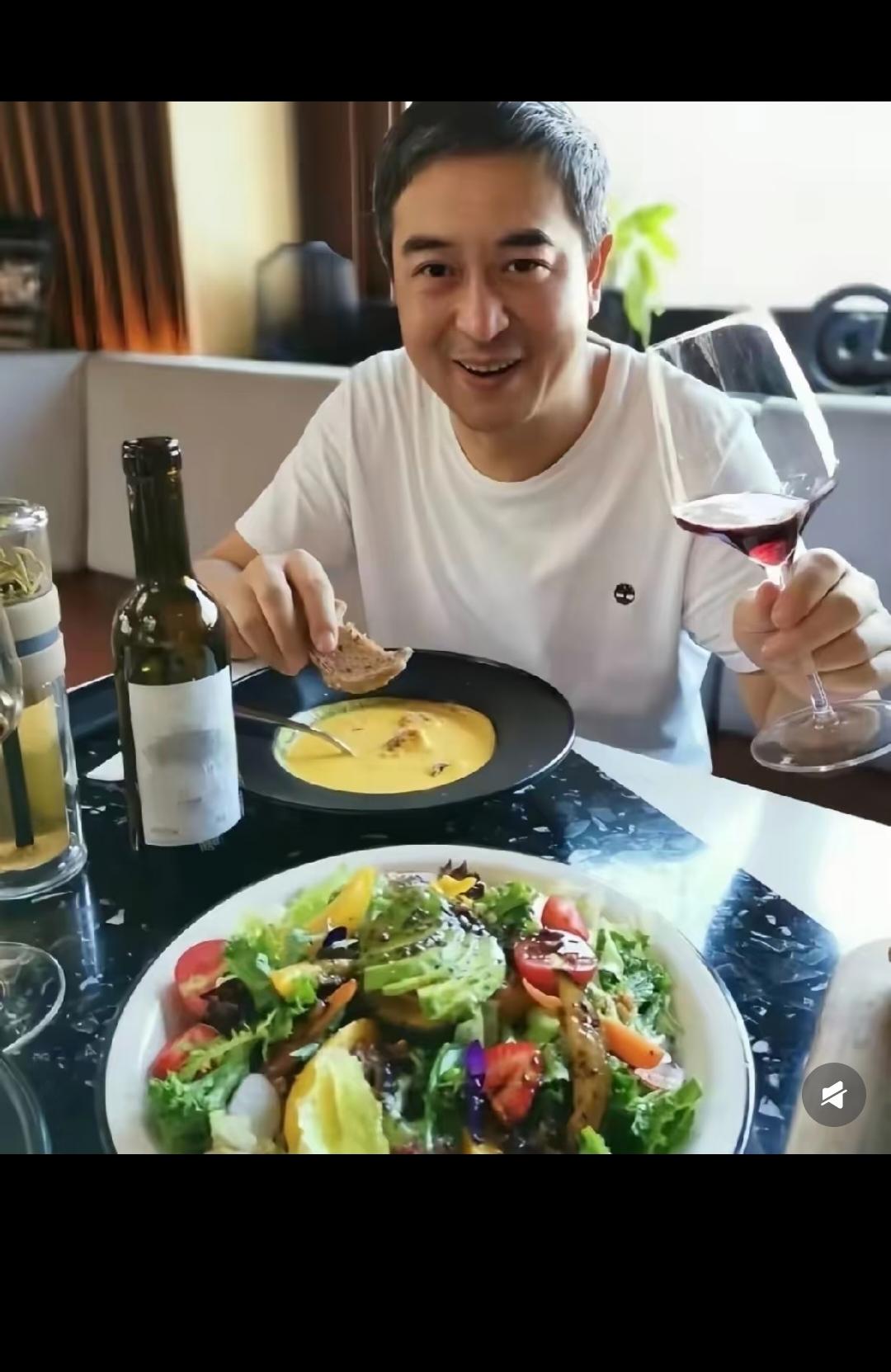 张老师这清汤寡淡的没滋味，还是吃凉皮肉夹馍喝臊子面吧[捂脸]
看你在主角跟装台里