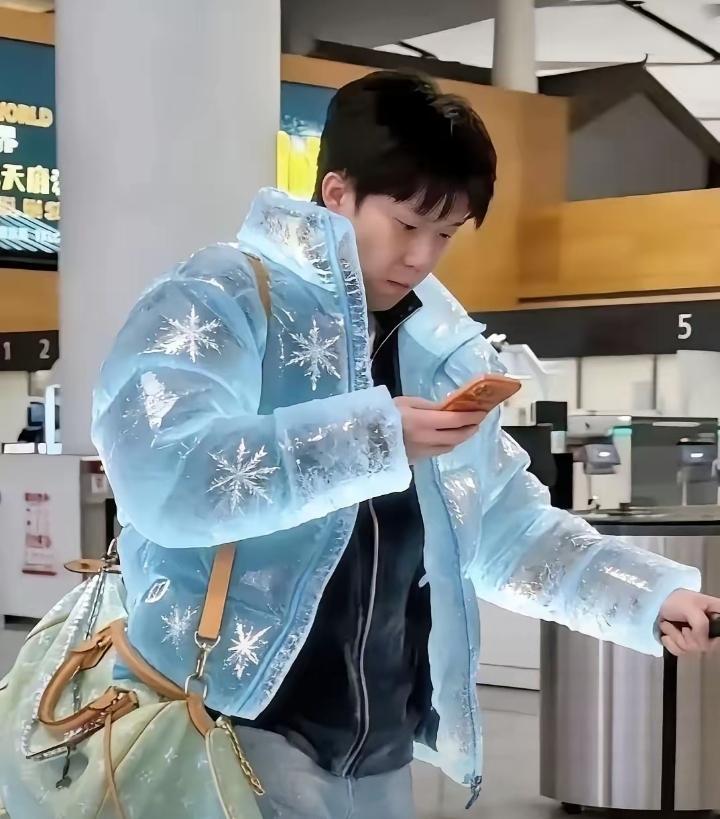 王楚钦穿的这件衣服超吸睛，第一眼瞅着还以为是裹了层透明充气塑料膜，线条挺括很有质