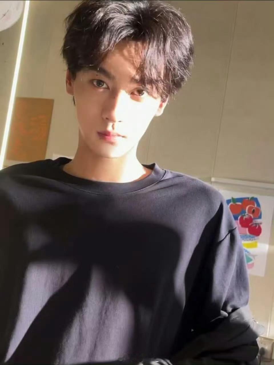 去年今日其实这组照片是我第一次搜他的时候的第一条应该算初相识吧哈哈哈哈 