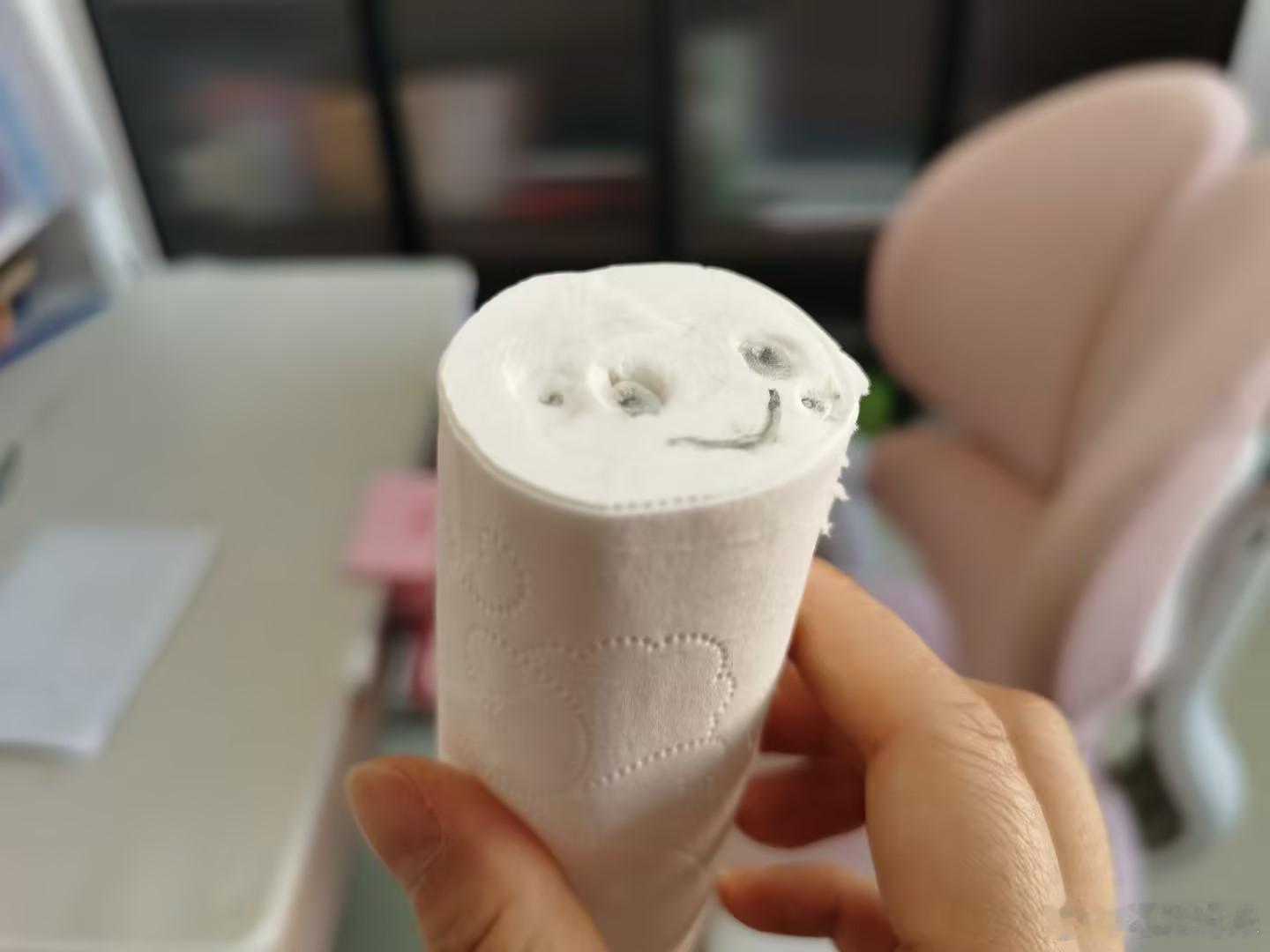 收拾妹妹的书桌发现的惊喜这写作业的时候，小脑瓜子在想什么呢？你好我的小孩