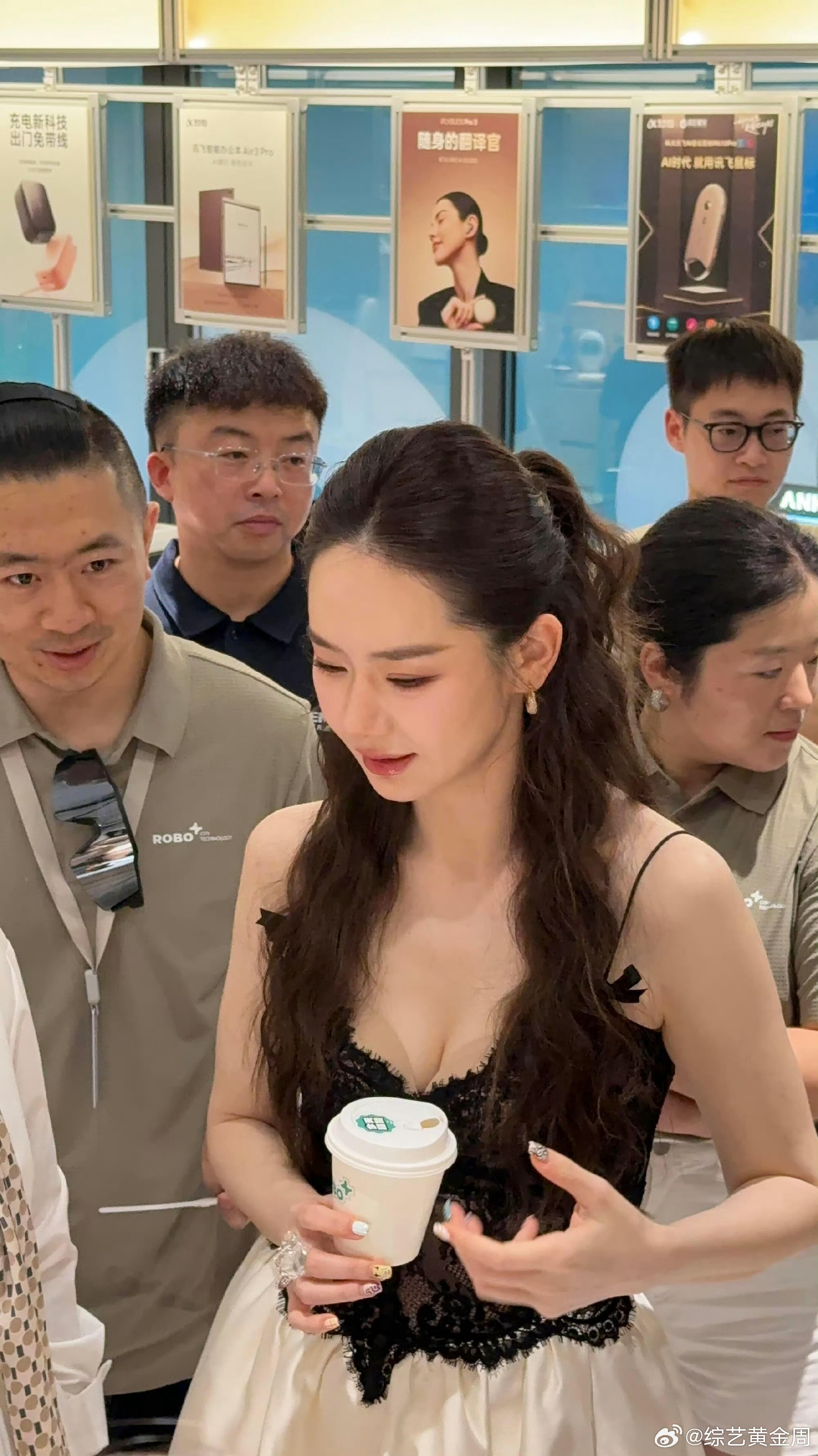 还以为是早期戚薇戚薇半扎发梦回夏友善半扎港风卷发自带贵气，眼底那股倔强感和夏友善