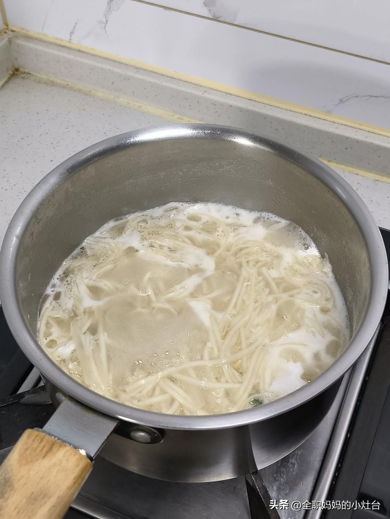 全职妈妈最委屈的，不是累，是不被理解💔

当妈以后，最怕别人说一句话：
“你在