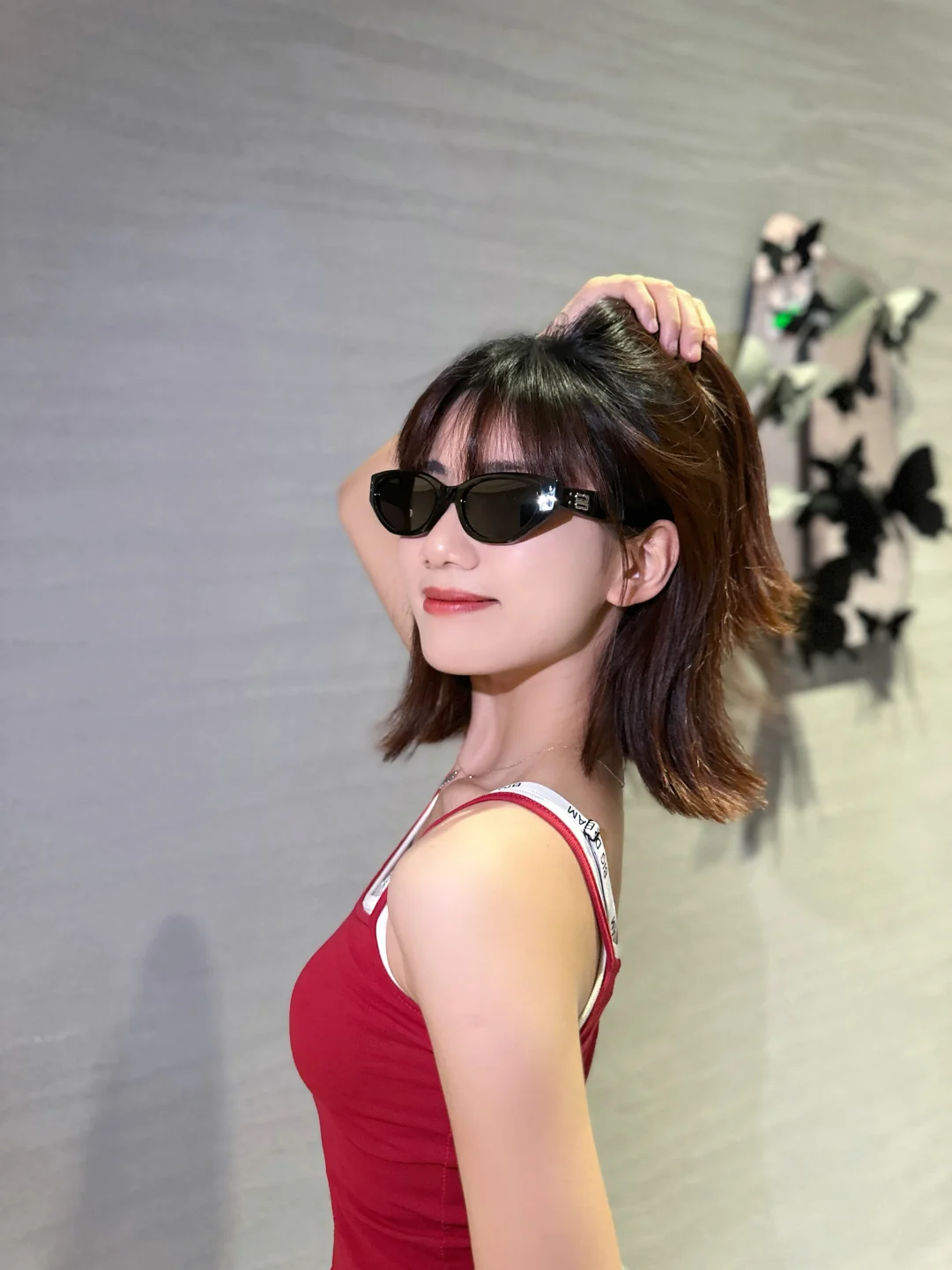 🕶️时尚单品探索｜炫酷猫眼窄框墨镜